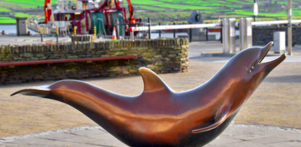 Une statue hommage à Fungie, à Dingle - Ron Cogswell - cc