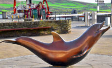 Une statue hommage à Fungie, à Dingle - Ron Cogswell - cc