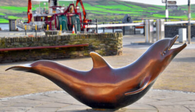 Une statue hommage à Fungie, à Dingle - Ron Cogswell - cc