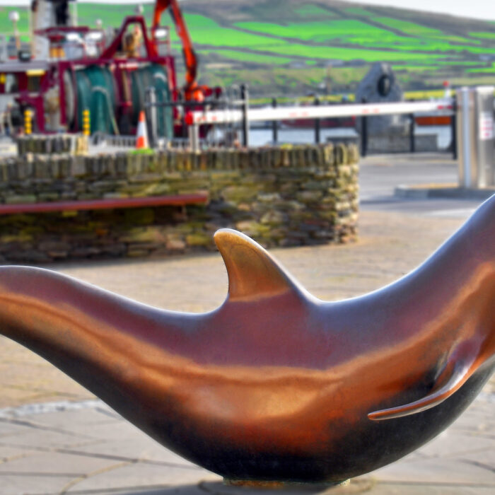 Une statue hommage à Fungie, à Dingle - Ron Cogswell - cc