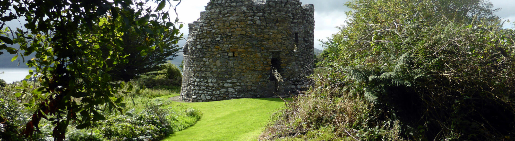 Le Parkavonear Castle - Sean MacEntee - cc