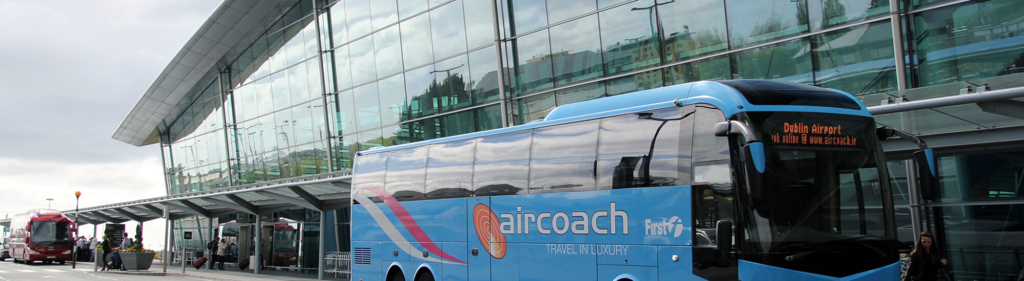 Un bus Aircoach devant l'aéroport de Dublin - Canadian Pacific - cc