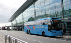 Un bus Aircoach devant l'aéroport de Dublin - Canadian Pacific - cc