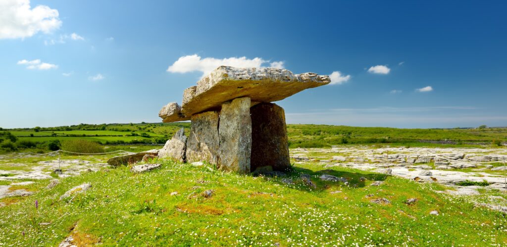 Vue sur le dolmen de Poulnabrone - © MNStudio 