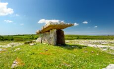 Vue sur le dolmen de Poulnabrone - © MNStudio