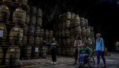 Des fûts de whiskey à la Kilbeggan distillery - ©Failte Ireland