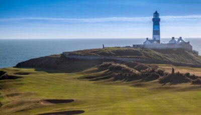 Le Old Head Lighthouse et son terrain de golf - © Hugh O'Connor