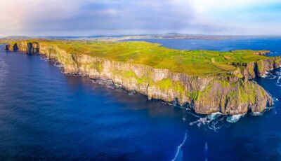 Die Cliffs of Moher aus der Luft - © mikroman6