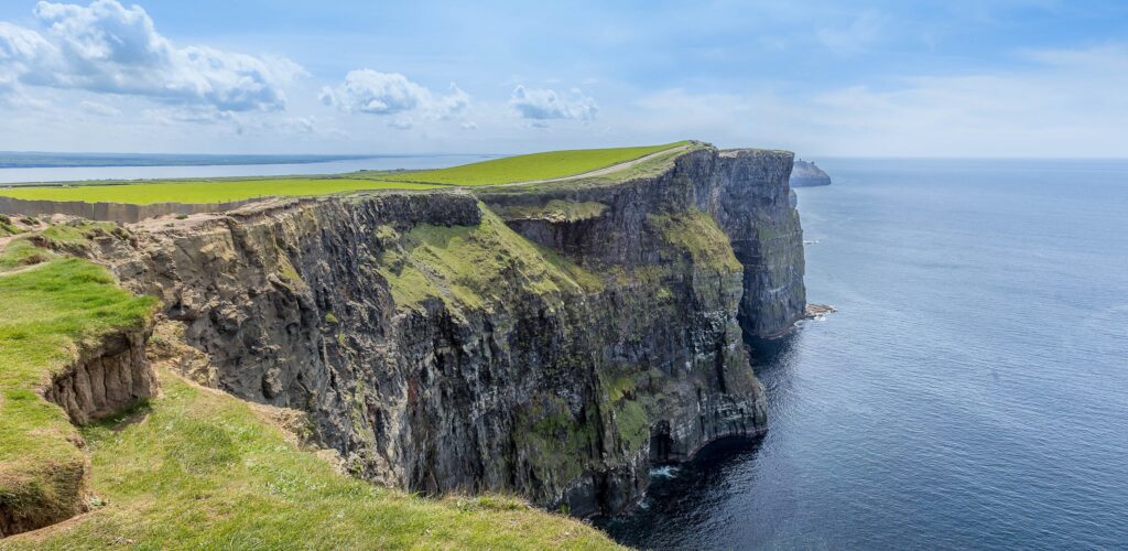 DRAME – Un étudiant chute des Falaises de Moher pour un selfie