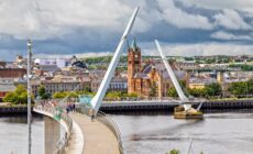 Derry et le Peace Bridge - © susanne2688