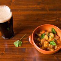 Un irish stew avec une pinte de stout - © luigimorbidelli