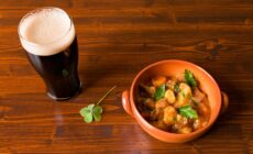 Un irish stew avec une pinte de stout - © luigimorbidelli