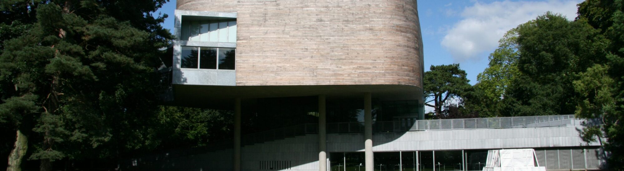 La Lewis Glucksman Gallery - R_uu_t - cc