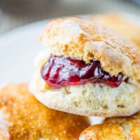 Des scones à la confiture - © Shutterstock