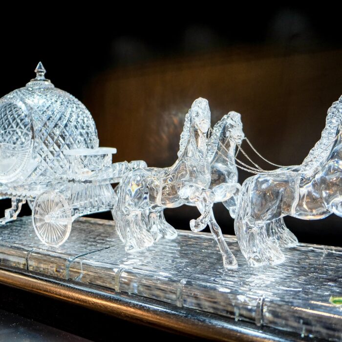 Une pièce en crystal de la Waterford House of Crystal - Bro. Jeffrey Pioquinto, SJ - cc