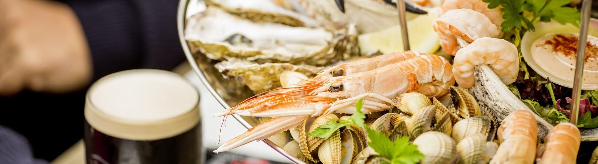 Un plateau de fruits de mer au Johnnie Fox's Pub - Tourism Ireland