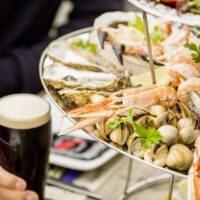 Un plateau de fruits de mer au Johnnie Fox's Pub - Tourism Ireland