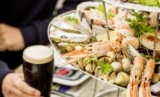 Un plateau de fruits de mer au Johnnie Fox's Pub - Tourism Ireland
