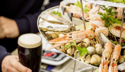 Un plateau de fruits de mer au Johnnie Fox's Pub - Tourism Ireland