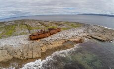 Un bateau abandonné sur l'île d'Inisheer - © lisandrotrarbach