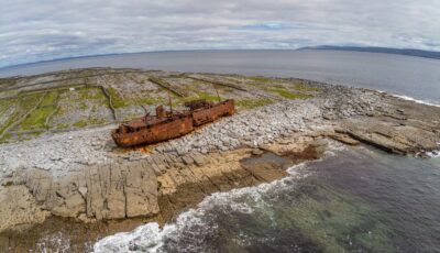 Un bateau abandonné sur l'île d'Inisheer - © lisandrotrarbach