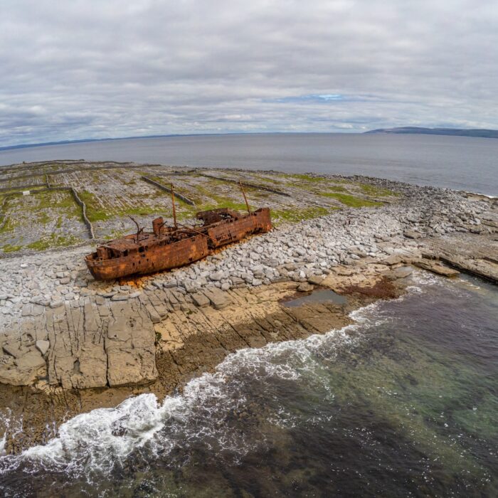 Un bateau abandonné sur l'île d'Inisheer - © lisandrotrarbach
