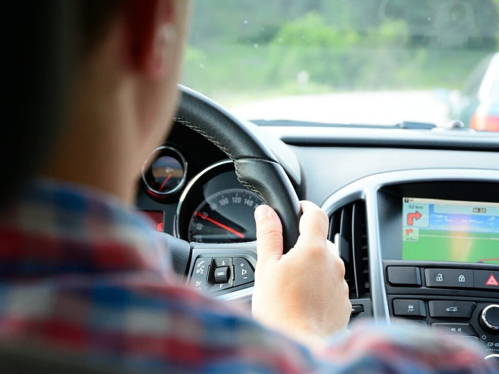 Un conducteur et son GPS - Domaine public