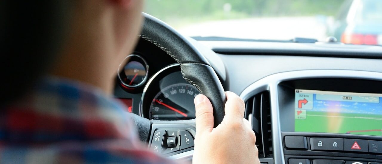 Un conducteur et son GPS - Domaine public