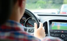 Un conducteur et son GPS - Domaine public