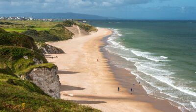 La plage de Whiterocks à Portrush -© Monica