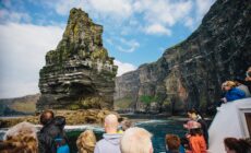Les Falaises de Moher vue du bateau – Simon Crowe