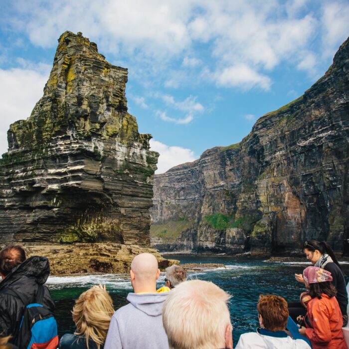 Les Falaises de Moher vue du bateau – Simon Crowe