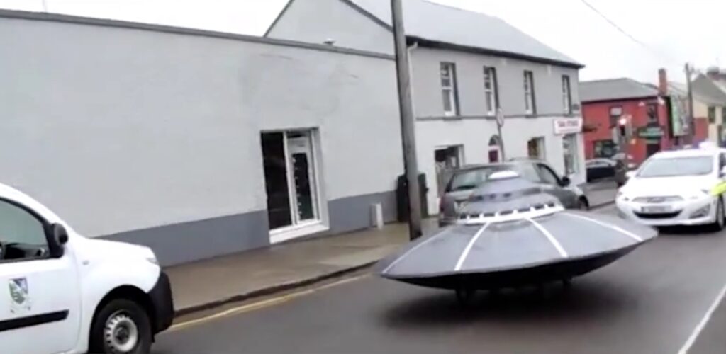 Insolite – La police poursuit un OVNI dans un petit village d&rsquo;Irlande
