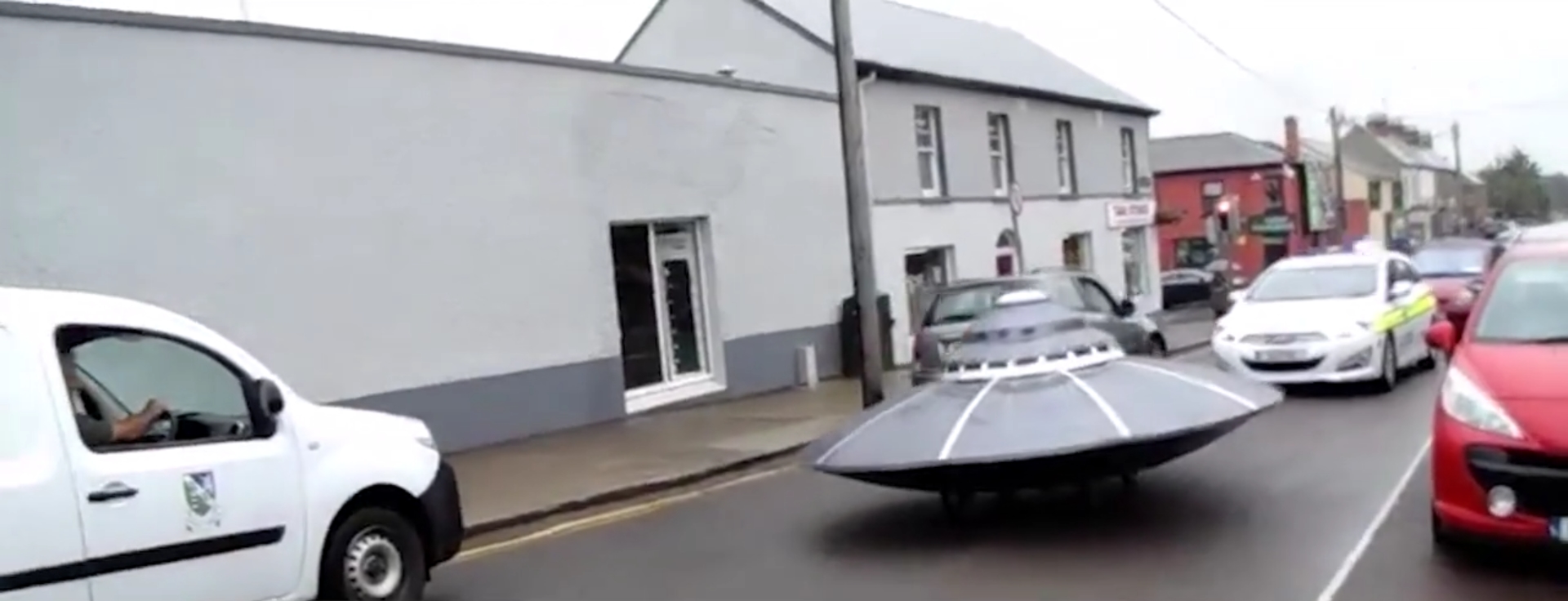 Un OVNI dans les rues de Gorey