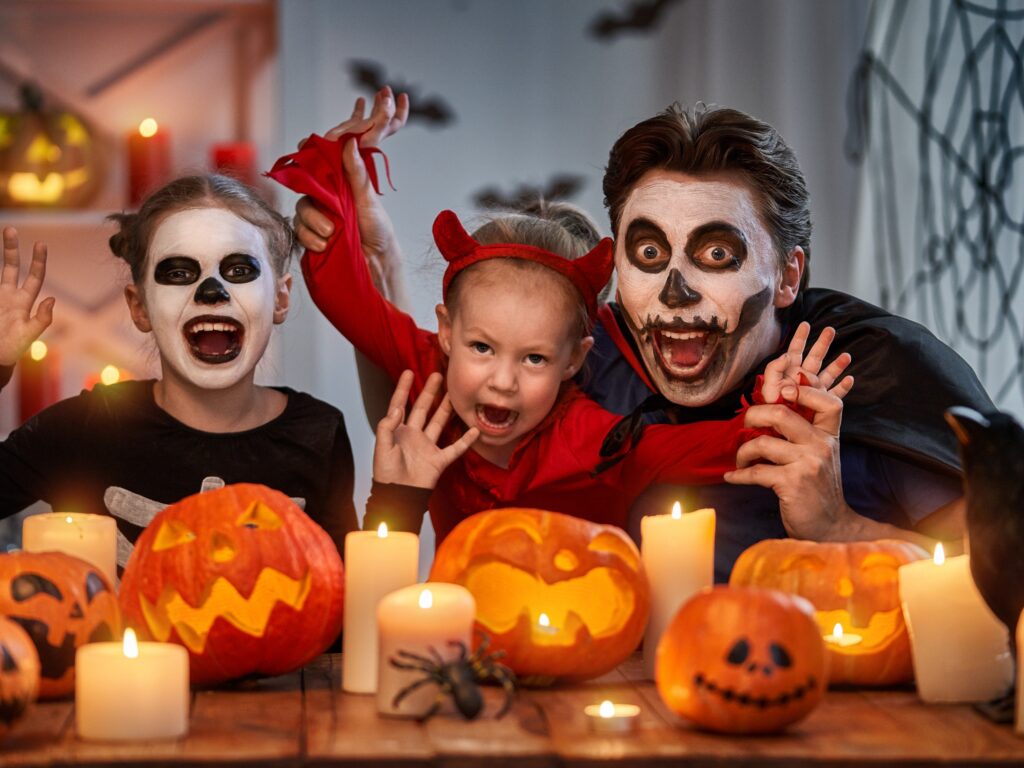 Une famille célébrant Halloween - © choreograph