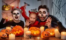 Une famille célébrant Halloween - © choreograph