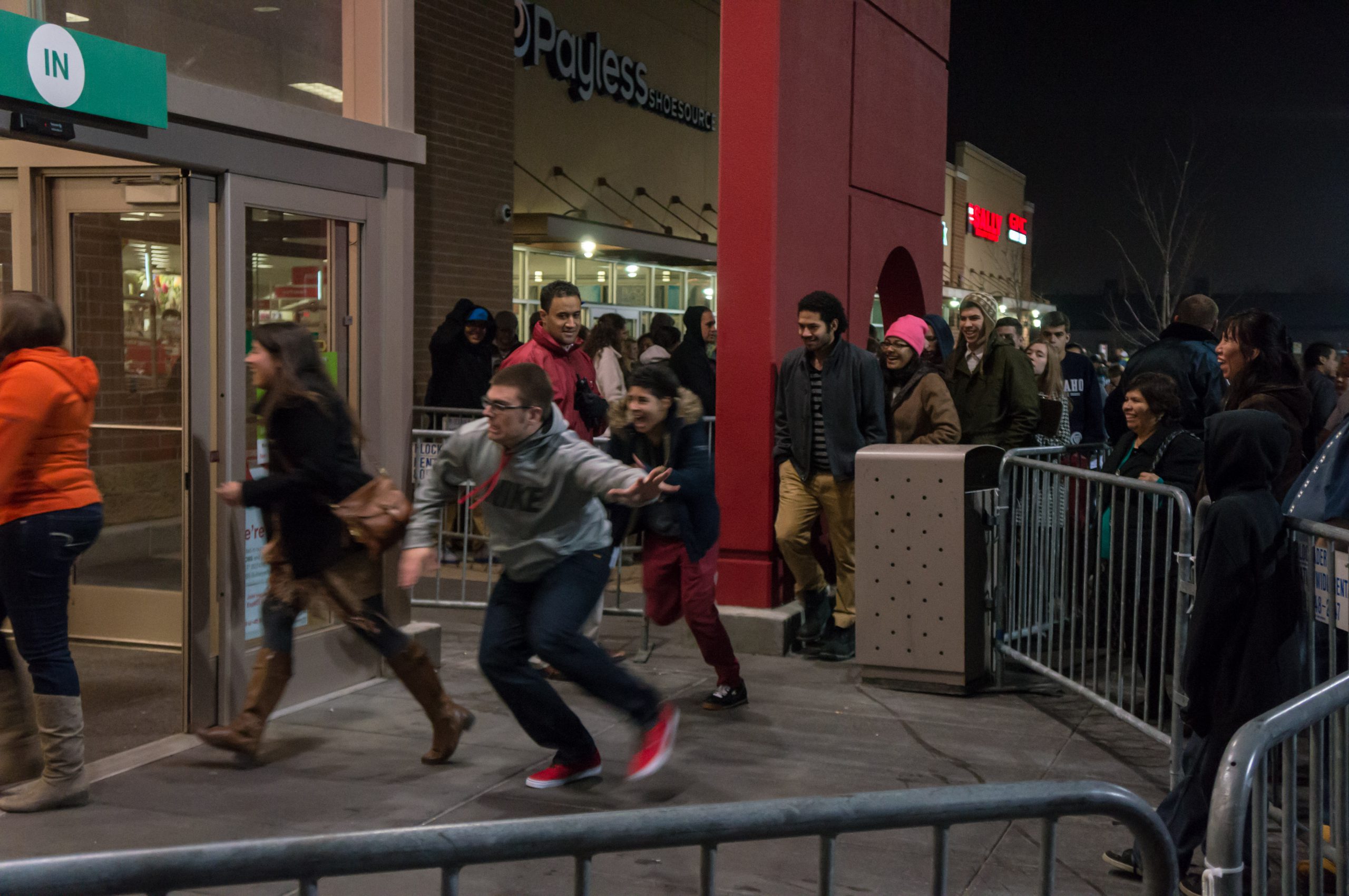 Des clients se ruant pour le Black Friday - Powhusku - cc