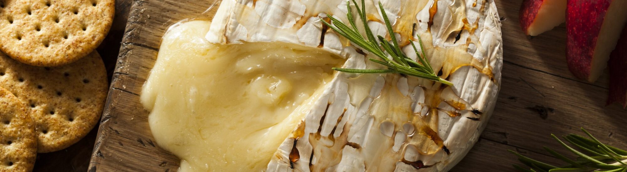 Un brie Ballyoak cuit au four avec du miel - bhofack2