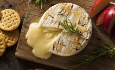 Un brie Ballyoak cuit au four avec du miel - bhofack2