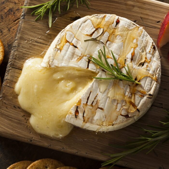 Un brie Ballyoak cuit au four avec du miel - bhofack2
