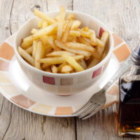 Un bol de frites et du Malt Vinegar