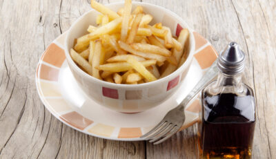 Un bol de frites et du Malt Vinegar