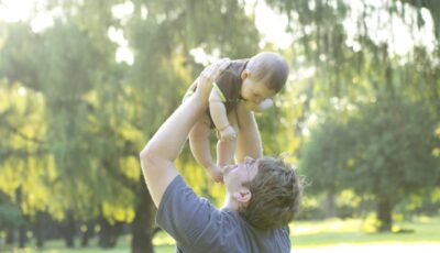 Un bébé et son père - Andrea Ferreira - cc