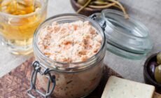 Des rillettes de saumon fumé - © annapustynnikova