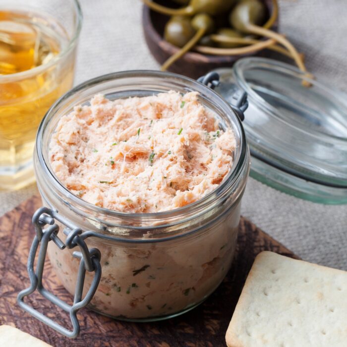 Des rillettes de saumon fumé - © annapustynnikova