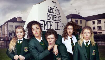 Derry Girls sera immortalisée via une peinture murale à Derry