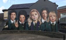 Le mur représentant les personnages de Derry Girls désormais achevé - Channel 4 (Twitter)