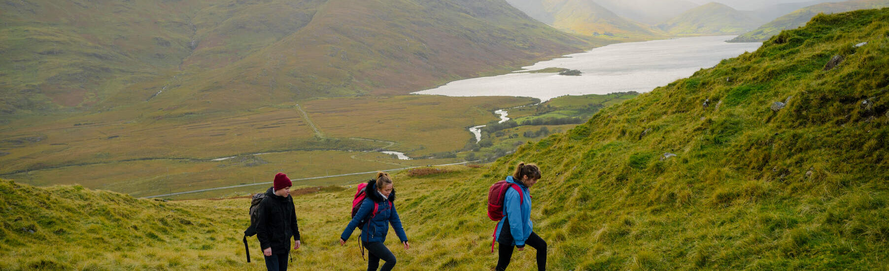 Le Lough Nafooey et des randonneurs -  ©Joyce Country and Western Lakes Geopark