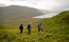 Le Lough Nafooey et des randonneurs - ©Joyce Country and Western Lakes Geopark