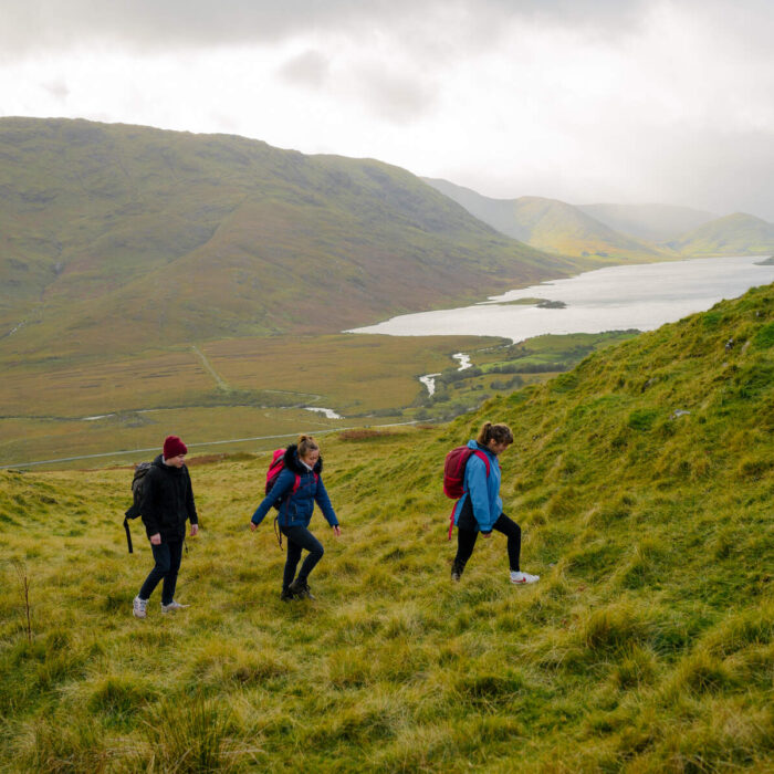 Le Lough Nafooey et des randonneurs - ©Joyce Country and Western Lakes Geopark